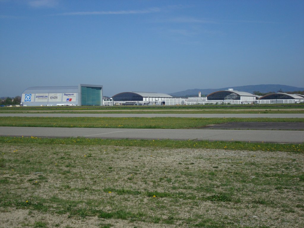 Friedrichshafen / Bodensee,
die neue Zeppelinhalle am Flugplatz Friedrichshafen links, daneben die Messehallen, April 2010