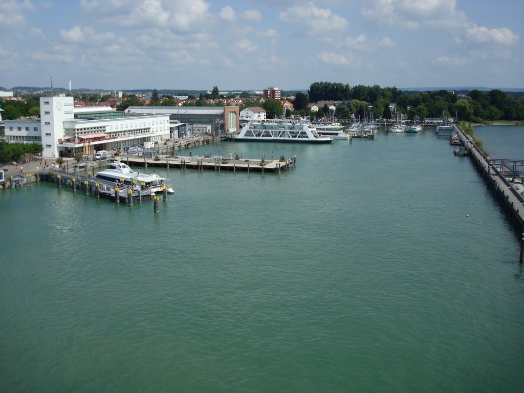 Friedrichshafen am Bodensee,
der Hafen mit dem Zeppelinmuseum (links),
Aug.2008