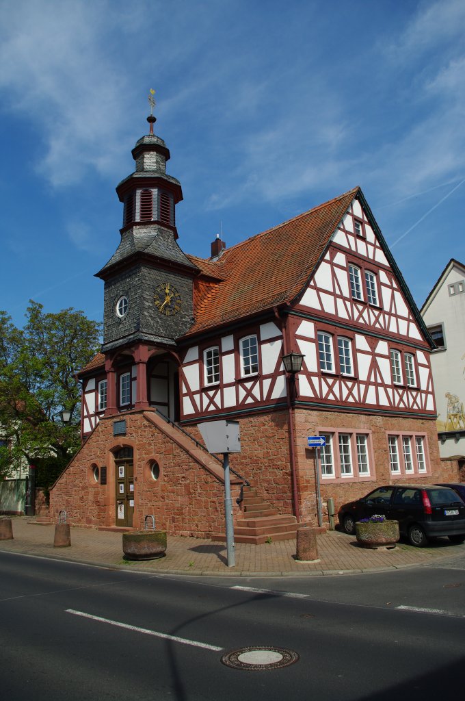Froschhausen, Rathaus von 1936 mit Kirchturm der alten Pfarrkirche (26.04.2009)