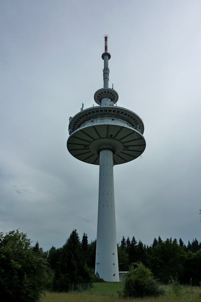 Frstenberg, der 150m hohe Fernmeldeturm auf dem Frstenberg, Juli 2012