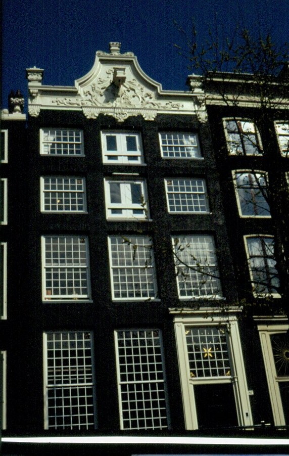 Frühjahr 1990 Amsterdamer Hausfassade die auf die Gracht und den vorbeifließenden Verkehr herabschaut