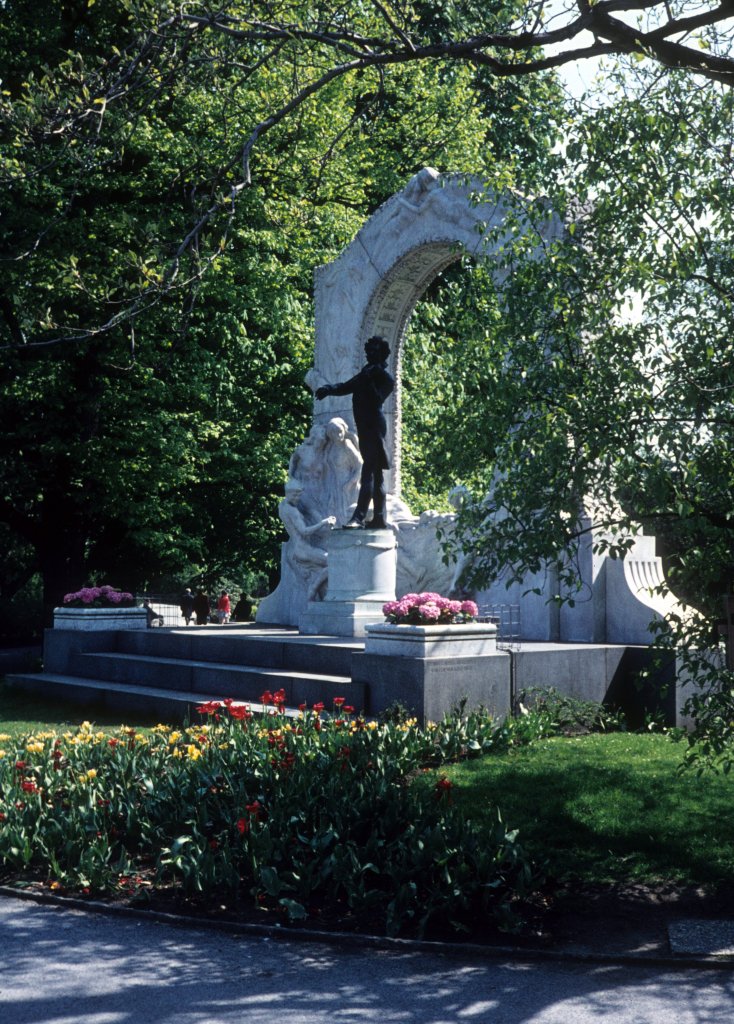 Frhling in Wien - am 1. Mai 1976: Stadtpark, Johann-Strauss-Denkmal (Edmund von Hellmer 1921).