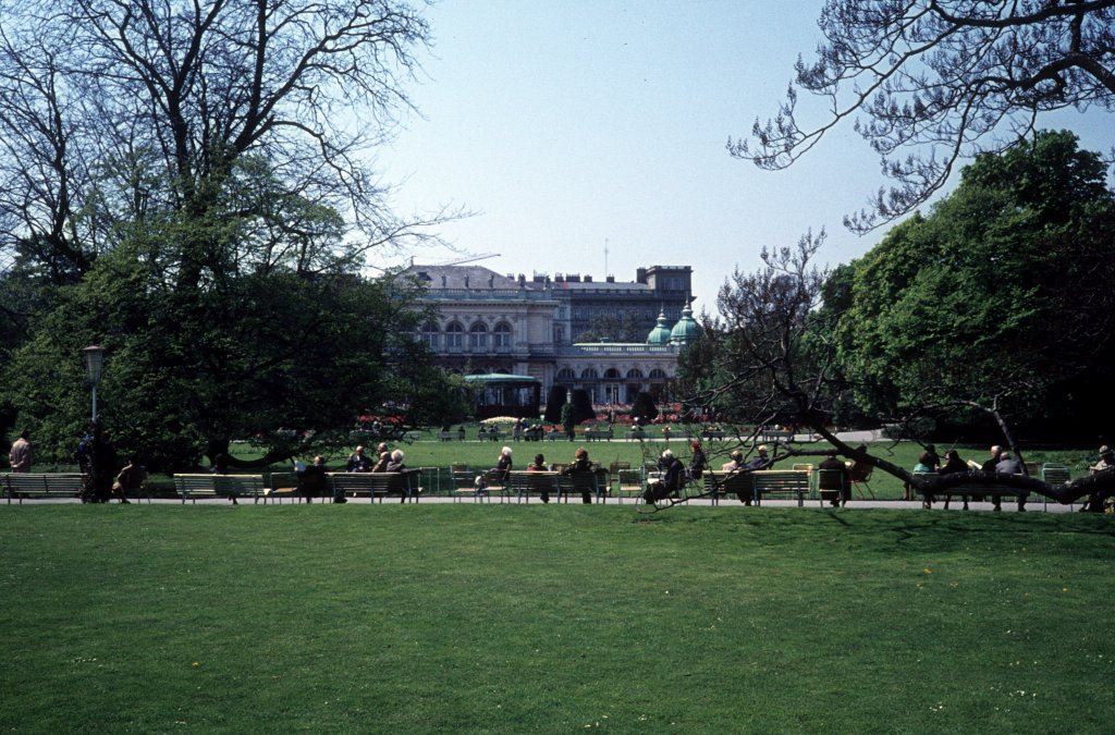 Frhling in Wien - am 1. Mai 1976: Stadtpark, Kursalon in Neurenaissancestil (Hans Gasser 1865).