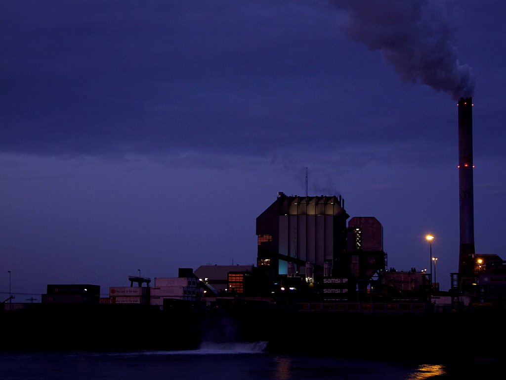 Frhmorgens beim Kohle-Kraftwerk Nijmegen; 110828