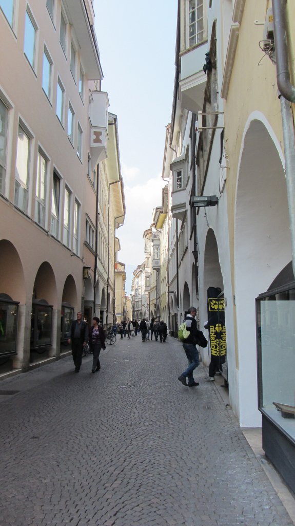 Fr Bozen typische Laubengasse am 24.3.2012. Frher verkauften die Hndler ihre Waren innerhalb der Lauben.