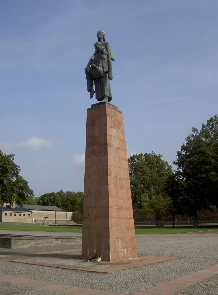 Frstenberg / Havel, KZ Gedenksttte Ravensbrck, Mahnmal Tragende von 1959, erbaut 
von Will Lammert (18.09.2012)