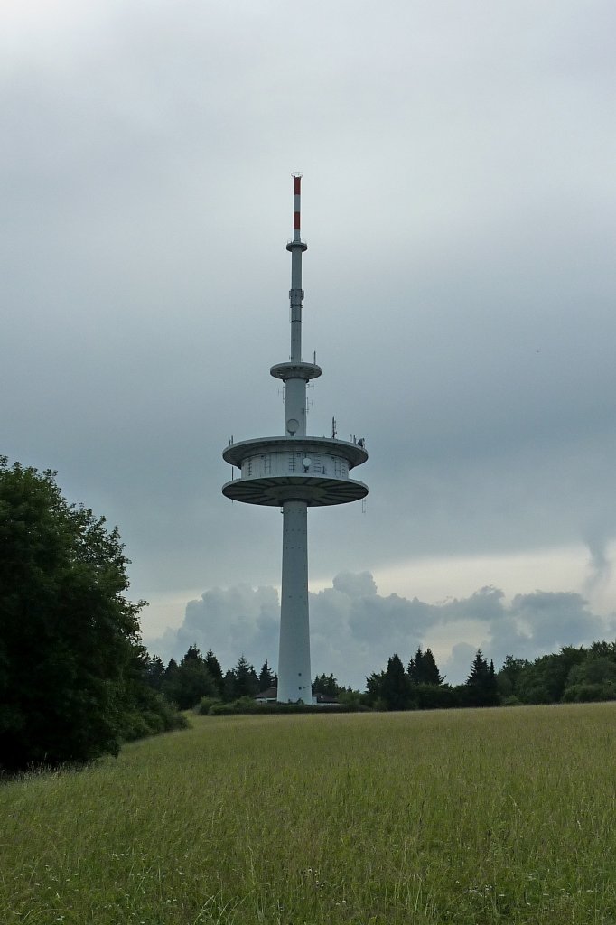 Frstenberg, der 150m hohe Fernmeldeturm wurde 1975-76 erbaut, steht oberhalb der Stadt auf dem 917m hohen Frstenberg, Juli 2012