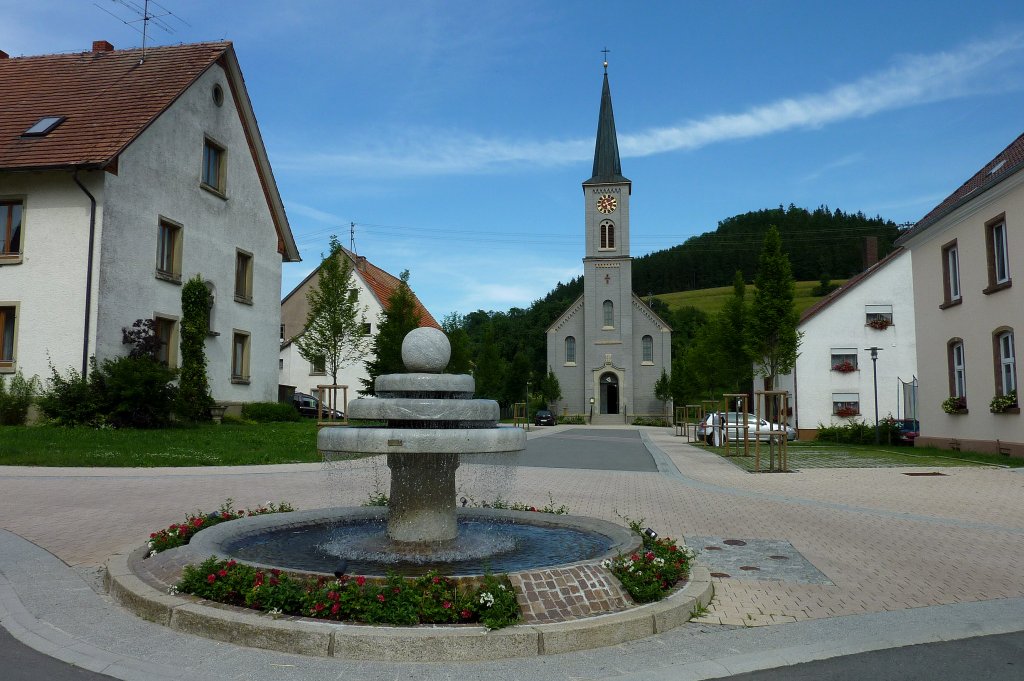 Frstenberg, Brunnen und Kirche, Juli 2012