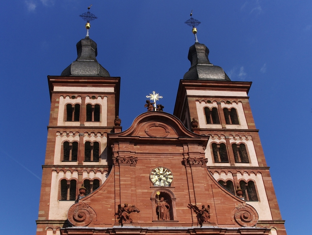 Frstliche Abteikirche zu Amorbach am sonnigen Ostermontag 2011. 
Amorbach 25.04.2011