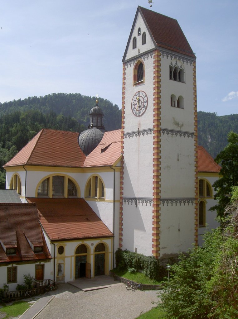 Fssen, Ehem. Benediktinerklosterkirche St. Mang, erbaut im 12. Jahrhundert, umgebaut bis 1717 von J. Herkommer (11.07.2010)
