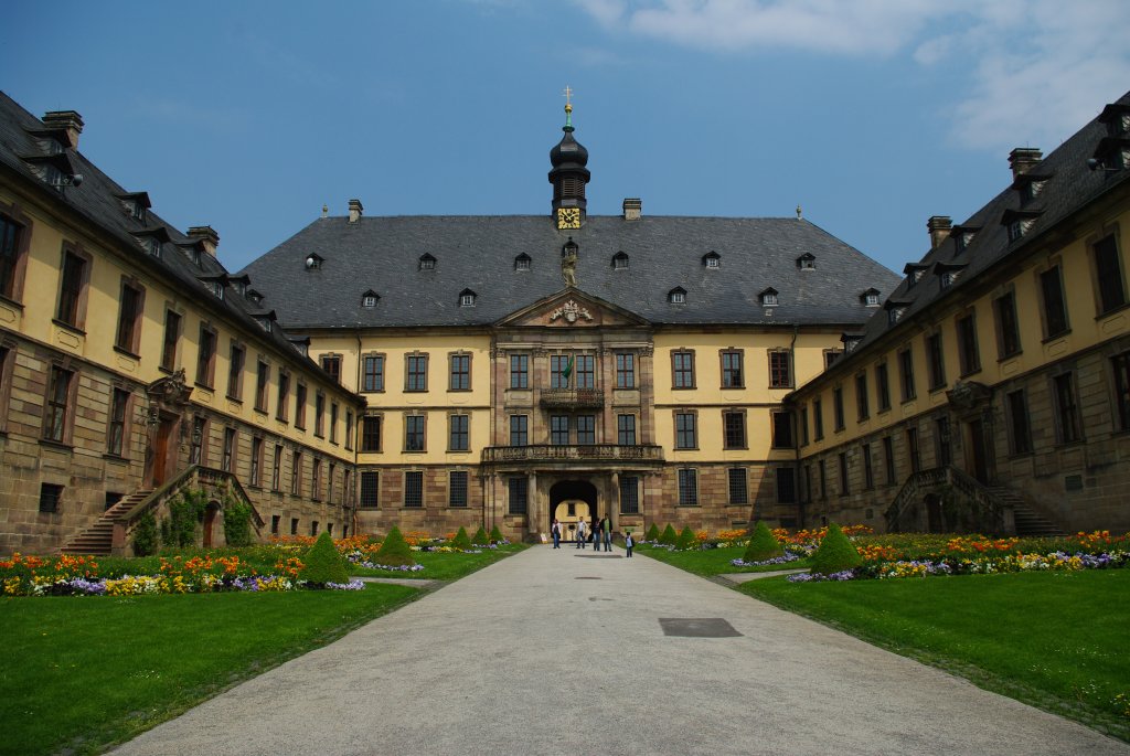 Fulda, Schloss, Ehem. Residenz der Frstbte, erbaut von 1707 bis 1734 von 
Baumeister J. Dientzenhofer, Ehrenhof (01.05.2009)