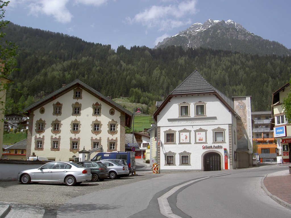 Fulpmes, Dorfplatz mit Kranerhaus und Krippenmuseum, Stubaital (01.05.2013)