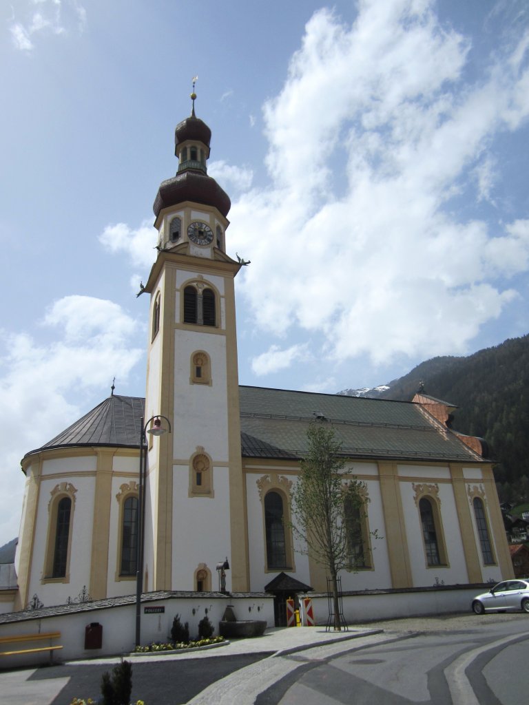 Fulpmes, Pfarrkirche St. Vitus, erbaut 1747 von Pranz de Paula Penz (01.05.2013)