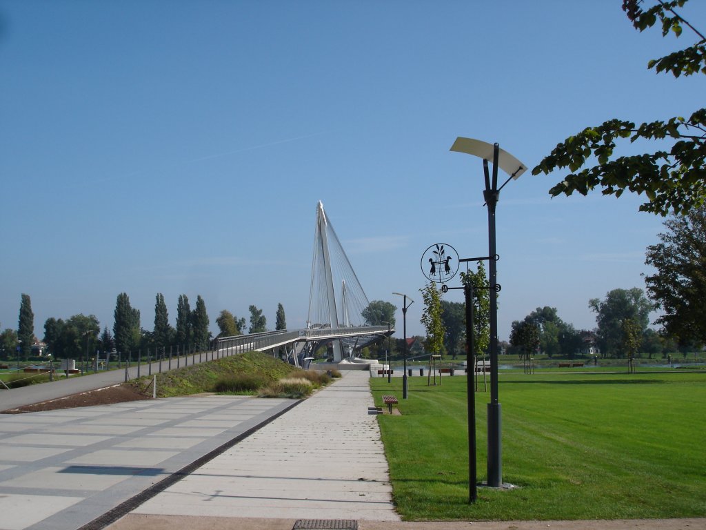 Fugngerbrcke bei Kehl am Rhein,
von der Parkanlage auf der franzsischen Seite gesehen,
im Jahr 2004 erffnet,
Sept.2006