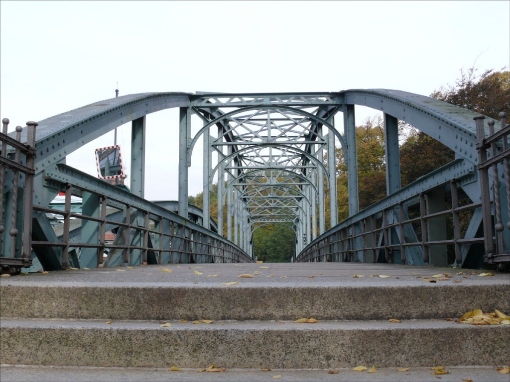 Fugngerrbrcke neben der Hubbrcke; Lbeck, 8.10.2010
