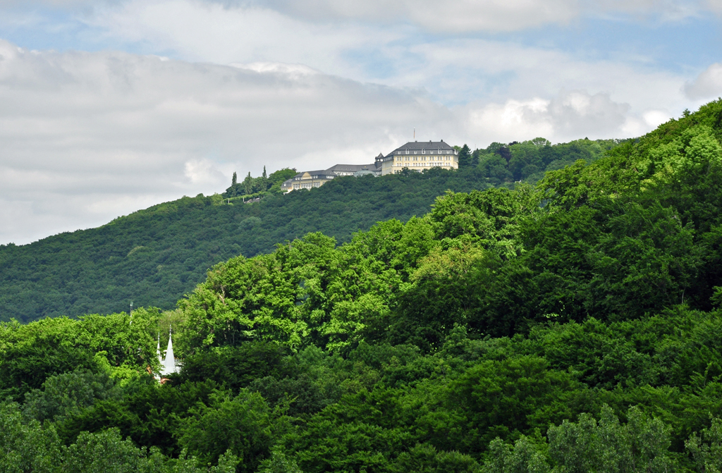 Gstehaus Petersberg im Siebengebirge. Das Gstehaus Petersberg ist im Besitz der Bundesrepublik Deutschland. Nach dem Umzug der Bundesregierung nach Berlin wird es berwiegend privat, teilweise aber immer noch fr  staatliche Zwecke  genutzt. 13.06.2010