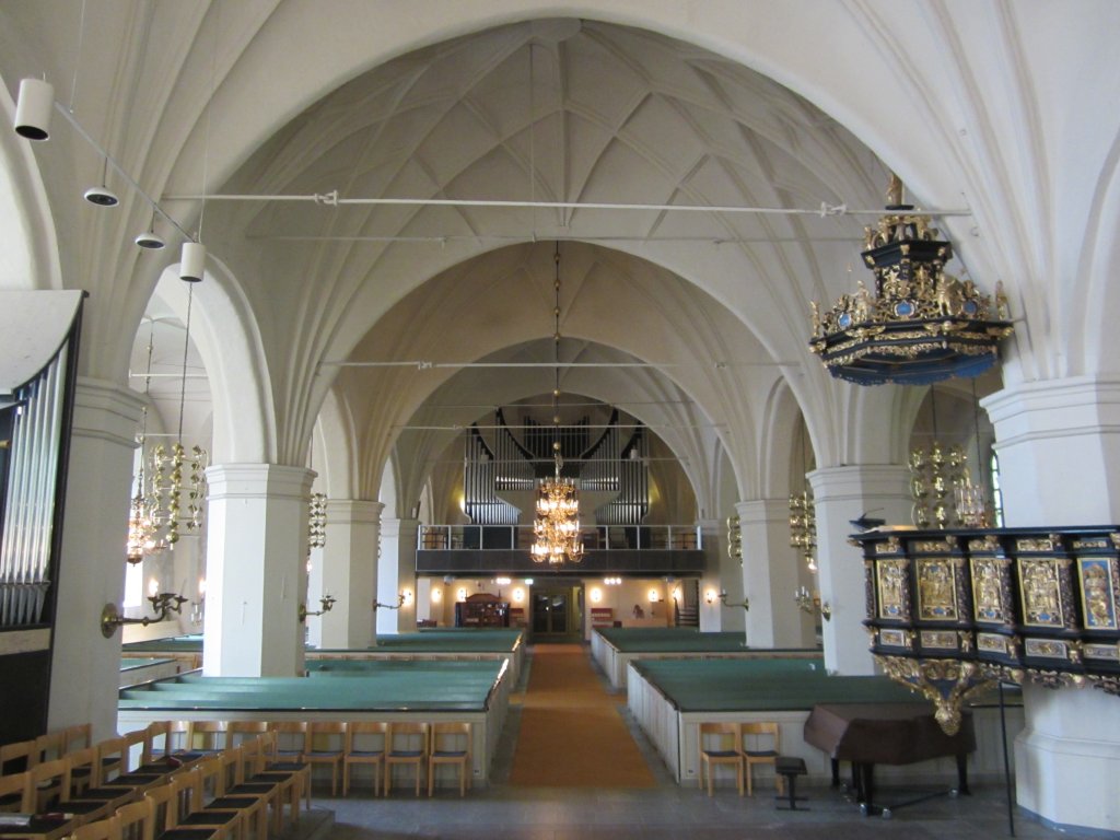 Gvle, Dreifaltigkeitskirche, dreischiffige Hallenkirche mit breitem Mittelschiff, 
Altaraufbau und Kanzel von Ewert Friis von 1660 (08.07.2013)