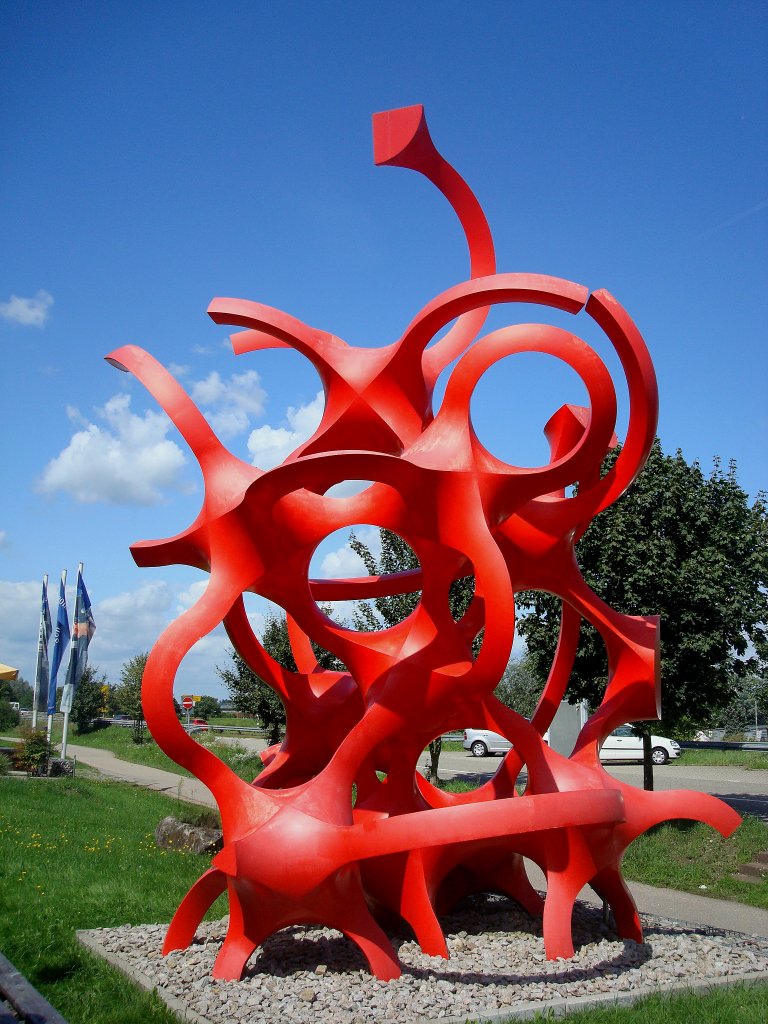 Gaggenau im Schwarzwald,
das Kunstwerk  Red Loops for Rotenfels  steht vor dem Unimog-Museum,
Eisen geschweit von Eberhardt Eckerle,
Aug.2010