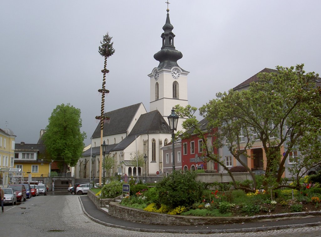 Gallneukirchen, Marktplatz mit Stadtpfarrkirche (04.05.2013)