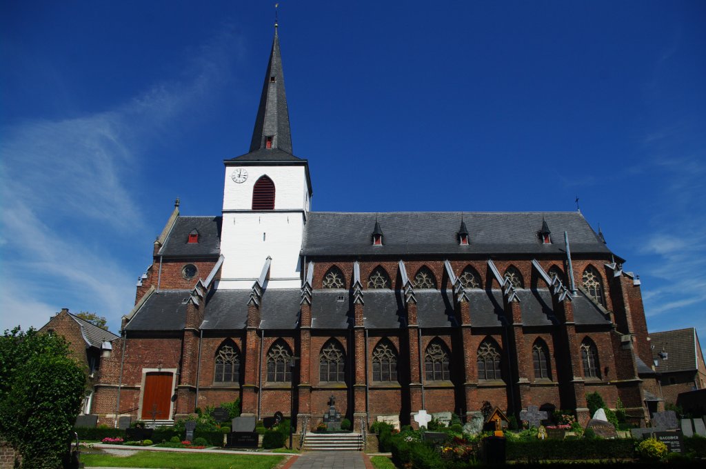 Gangelt, St. Nikolaus Kirche, Langhaus und Turm aus dem 14. Jahrhundert, 
Kreis Heinsberg (04.08.2011)