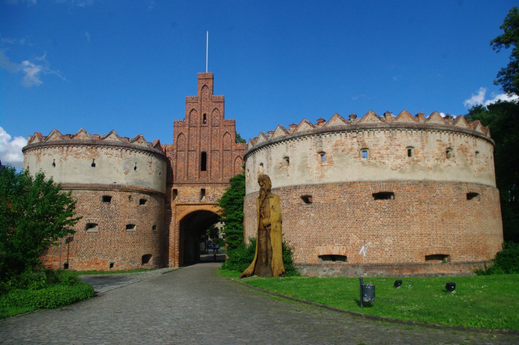 Gardelegen, Salzwedeler Tor mit Torwchter (08.07.2012)