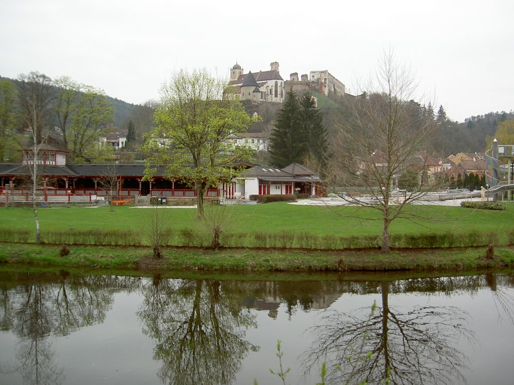 Gars am Kamp, Aussicht auf Burgruine und St. Gertrud Kirche, Waldviertel (20.04.2013)