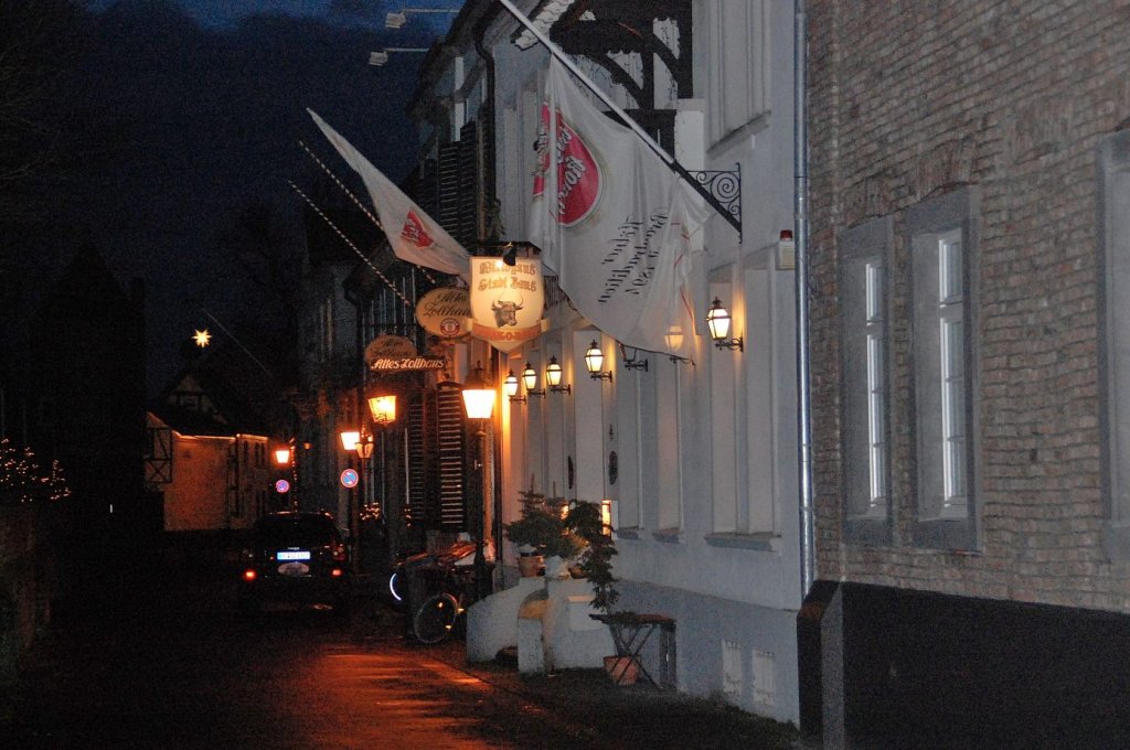 Gaststtte Altes Zollhaus in Zons, frher floss der Rhein direkt vor der Stadtmauer und da liessen die Bischfe aus Kln hier den Zoll erheben.... 30.12.2011