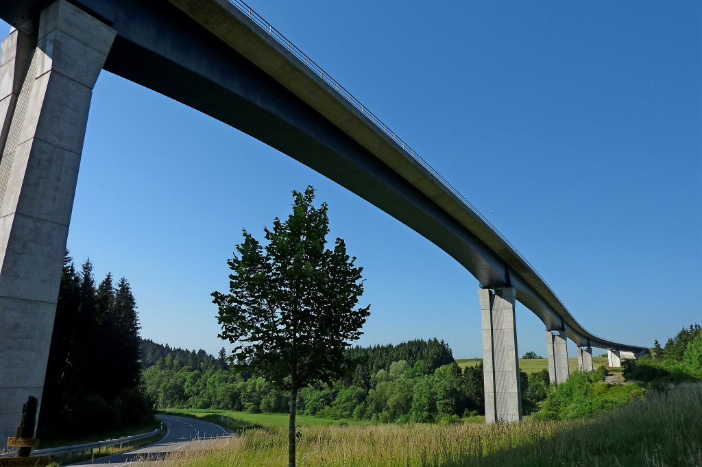 Gauchachtalbrcke bei Dggingen, die B31 fhrt ber die  insgesamt 791m lange Straenbrcke, wichtigste Ost-West- Verbindung durch den Schwarzwald, erbaut von 1999-2002, Juli 2011
