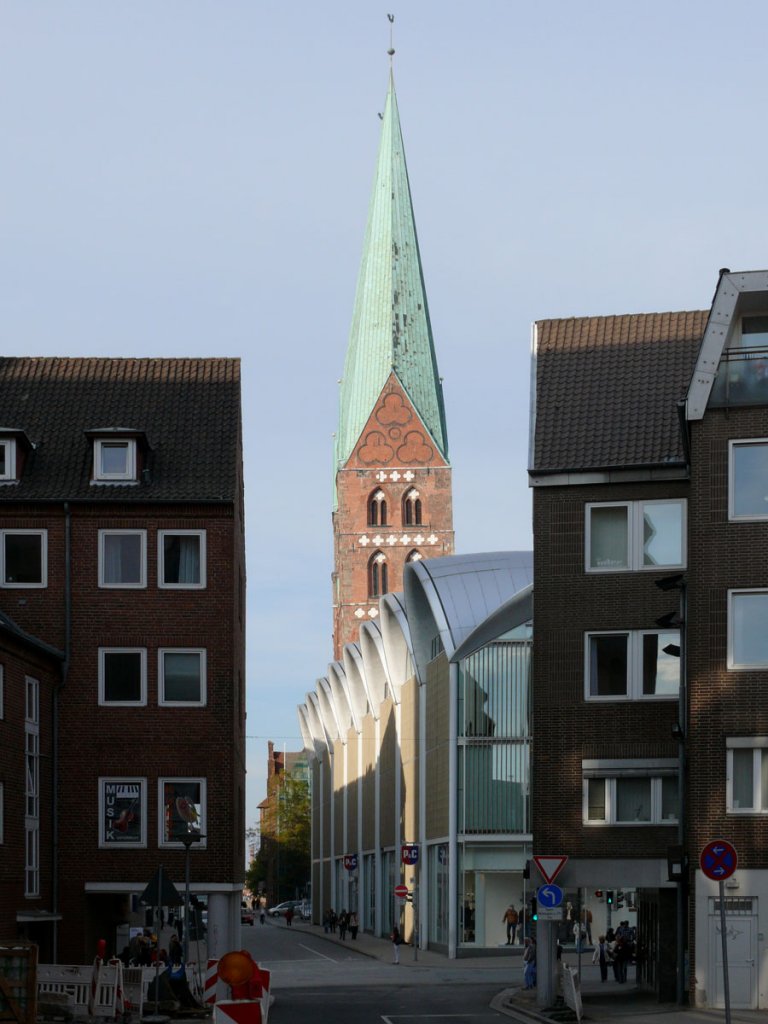 Gebude aus unterschiedlichen Epochen: Die Wohnbauten vermutlich aus den 1960/70er Jahren, das Kaufhaus Peek & Cloppenburg 2005 fertiggestellt und im Hintergrund ein Turm der Kirche St. Marien aus dem 13./14.Jahrhundert; Lbeck, Blick von der Schmiedestrae nach Schsselbuden, 08.10.2010
