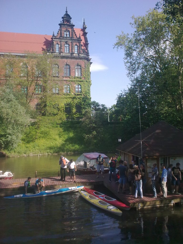 Gebude der ehemaligen Schlesischen Regierung in Breslau (Wroclaw). Davor Kanu- und Tretbootausleihstelle an der Oder. Mai 2013