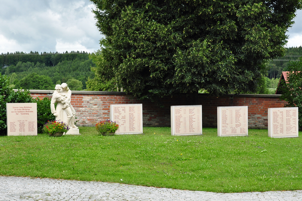 Gedenksttte fr die  Gefallenen Zweier Weltkriege , auf dem Gelnde der Pfarrkirche St. Verena in Rot a.d. Rot - 18.07.2011