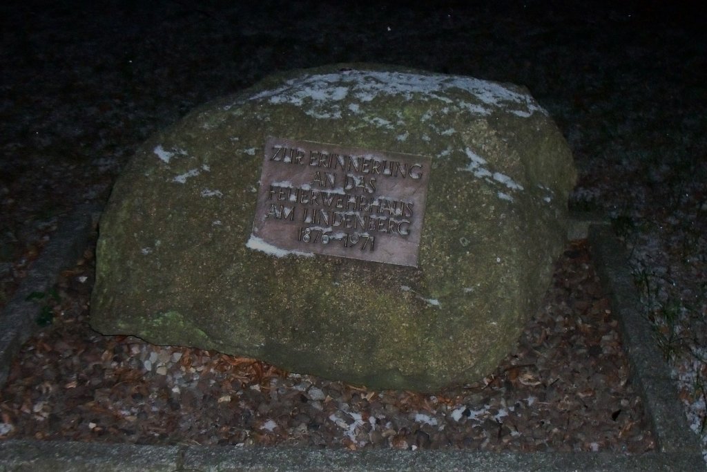 Gedenkstein im Lehrte. Dan dieser Stelle soll frhrer ein Spritzenhaus der Feuerwehr Lehrte gestanden haben.