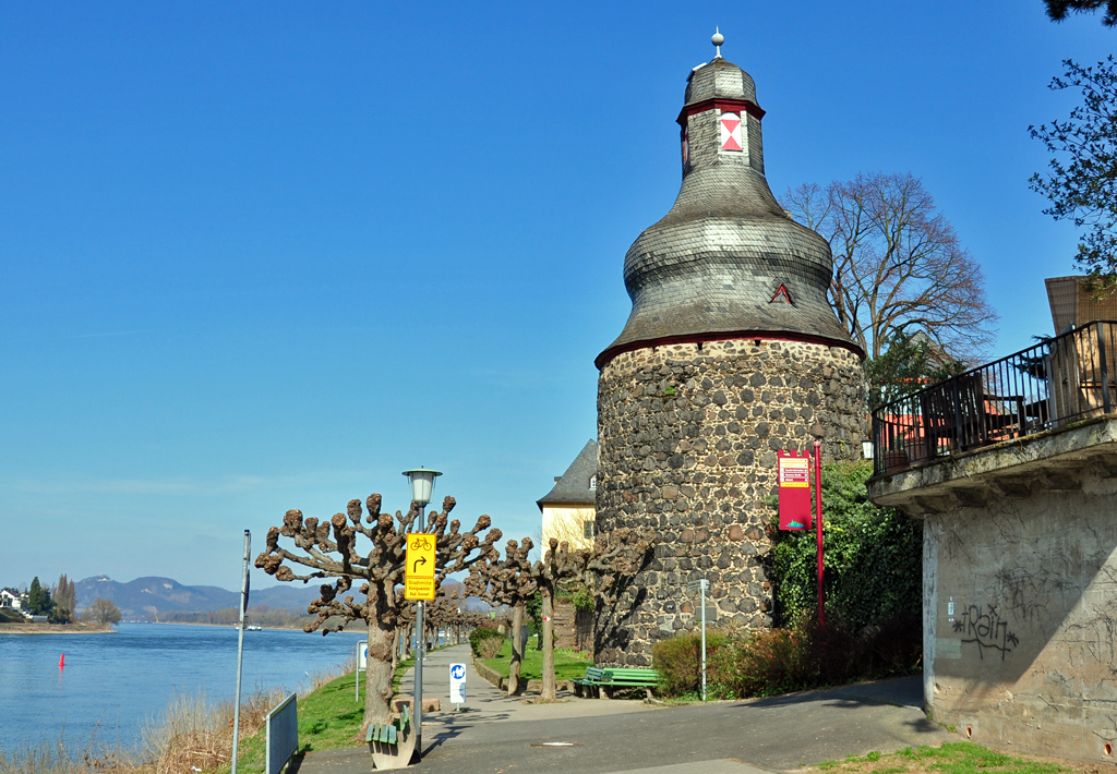 Gefngnisturm am Rheinufer in Unkel, erbaut im 16. Jahrhundert, im Hintergrund das Siebengebirge - 23.03.2011