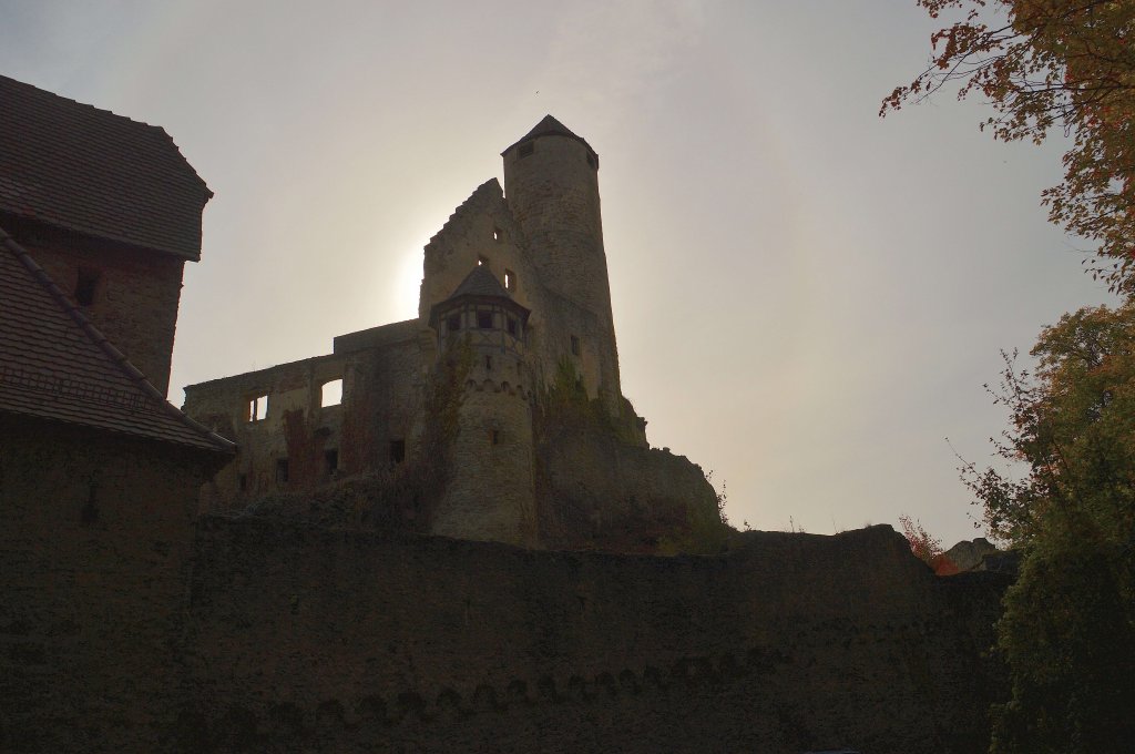 Gegenlichtaufnahme des Burgfried der Burg Hornberg. 13.10.2012