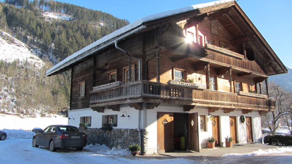 Gegenlichtaufnahme einer kleinen Bauernhtte in Stumm im Zillertal am 15.1.2012.