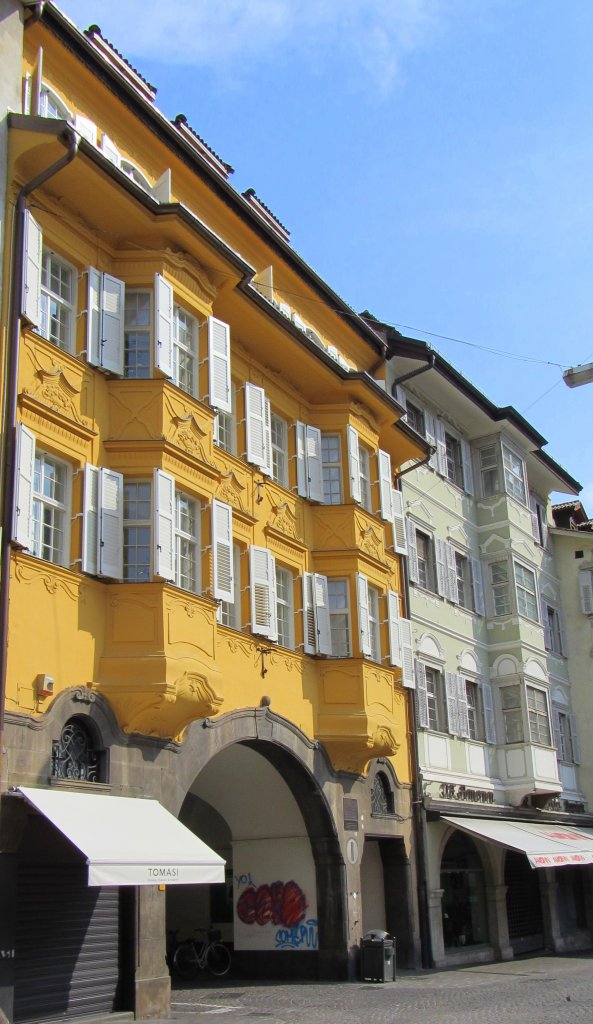 Gelbe Hausfassade mit Laube im Untergescho am 24.3.2012 in Bozen.