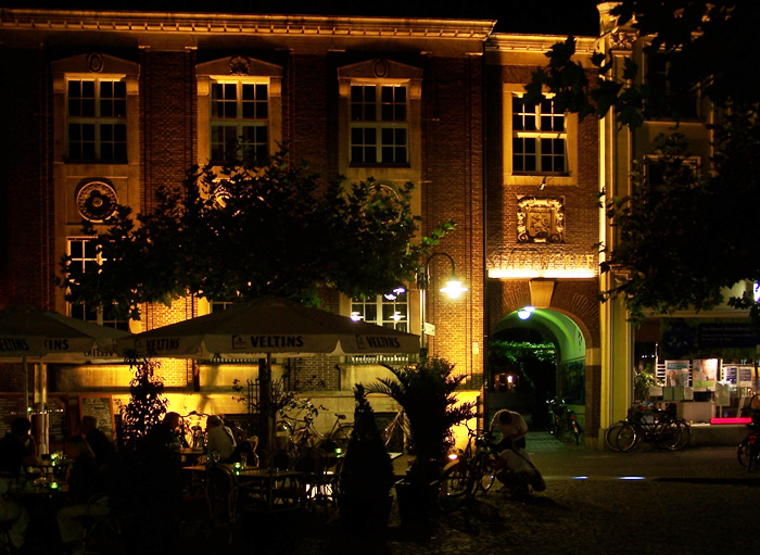 Geldern,alte Herzogstadt am Niederrhein,Marktplatzbebauung, Haus der Stadtwerke. Aufnahme: 15.09.2006, 21.45 Uhr
