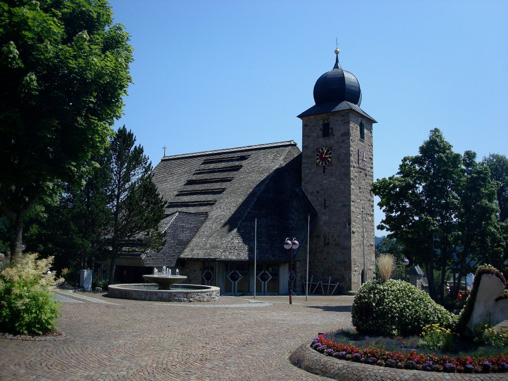 Gemeinde Schluchsee am gleichnamigen Stausee im Schwarzwald,
die kath.Pfarrkirche St.Nikolaus wurde 1980 an Stelle der alten, abgerissenen Kirche erbaut, der Turm aus dem 16.Jahrhundert blieb erhalten,
Juli 2010