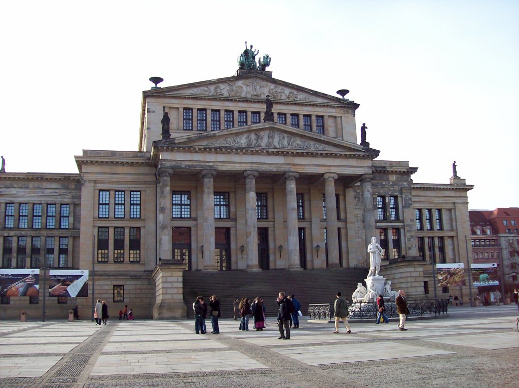 Gendarmenmarkt, ehem. Schauspielhaus, heute Konzerthaus, 1818-21 nach Plnen von K. F. Schinkel von C. G. Langhans erbaut, nach Kriegsbeschdigung 1976-84 originalgetreu wieder aufgebaut (17.02.2007)