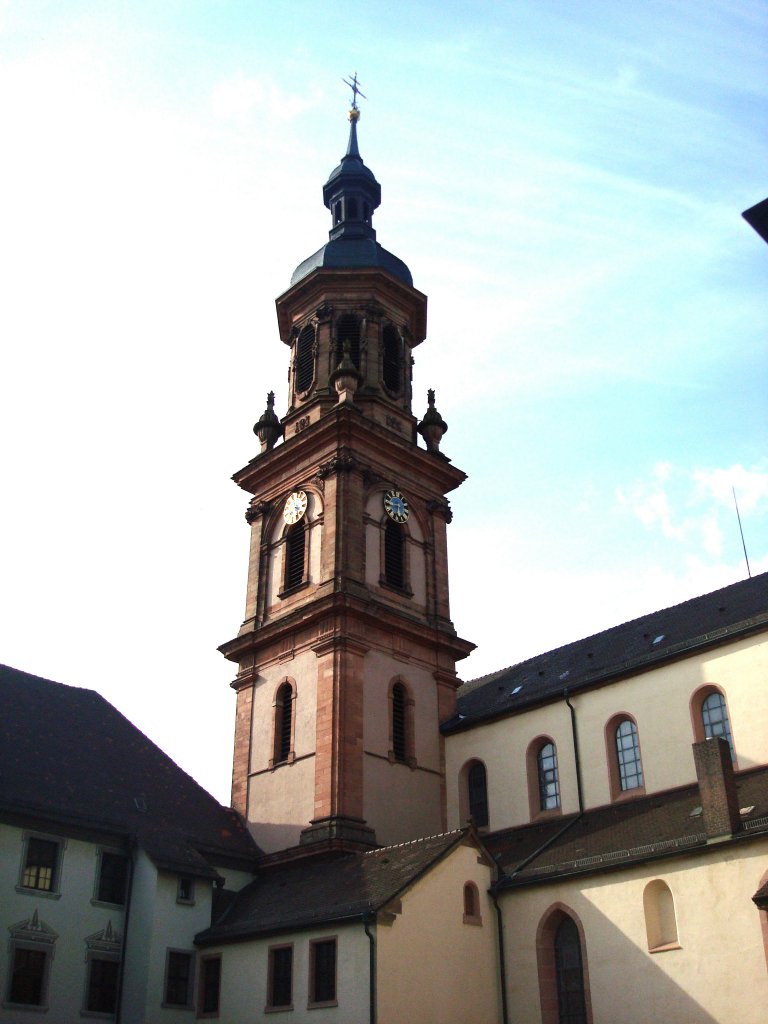 Gengenbach im Kinzigtal,
der barocke Kirchturm der dreischiffigen romanischen Basilika,
einer der kunstvollsten barocken Kirchturmspitzen in Baden,
Mai 2010