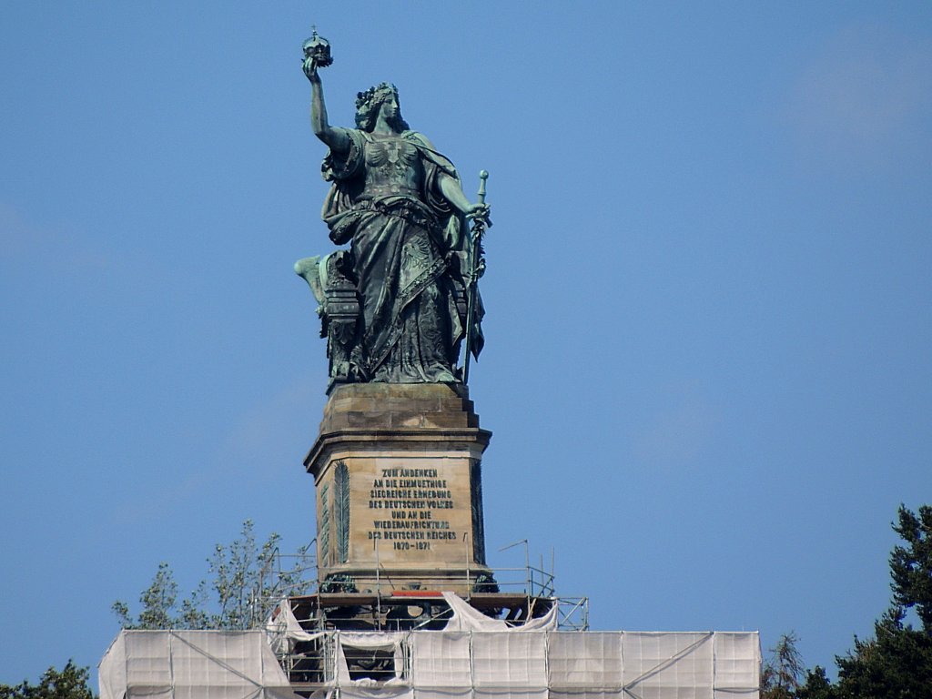 Germania  thront mit ihren 12,5 Metern, hoch ber der bekannten Rheinstadt Rdesheim;120829