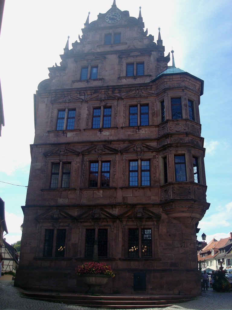 Gernsbach im Murgtal/Schwarzwald, das Alte Rathaus, 1617-18 im Sptrenaissancestil erbautes Wohnhaus wurde bis 1936 als Rathaus genutzt, 1975-79 umgebaut und renoviert dient es heute kulturellen Veranstaltungen, Aug.2010