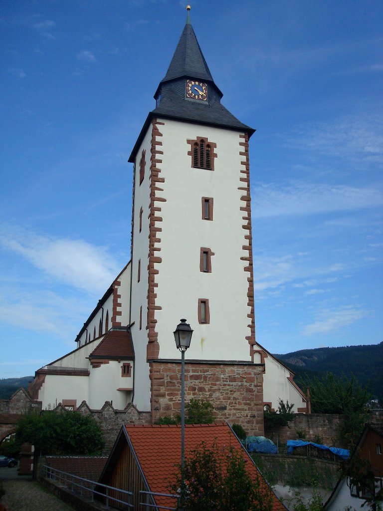 Gernsbach im Schwarzwald, die katholische Liebfrauenkirche steht an der hchsten Stelle der Altstadt, der Turm diente im Mittelalter als Teil der Stadtmauer, Aug.2010