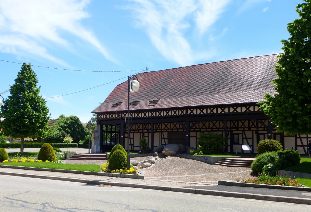 Gerstheim im Unterelsa, historisches Fachwerkgebude aus dem 18.Jahrhundert im Ortszentrum, Mai 2013