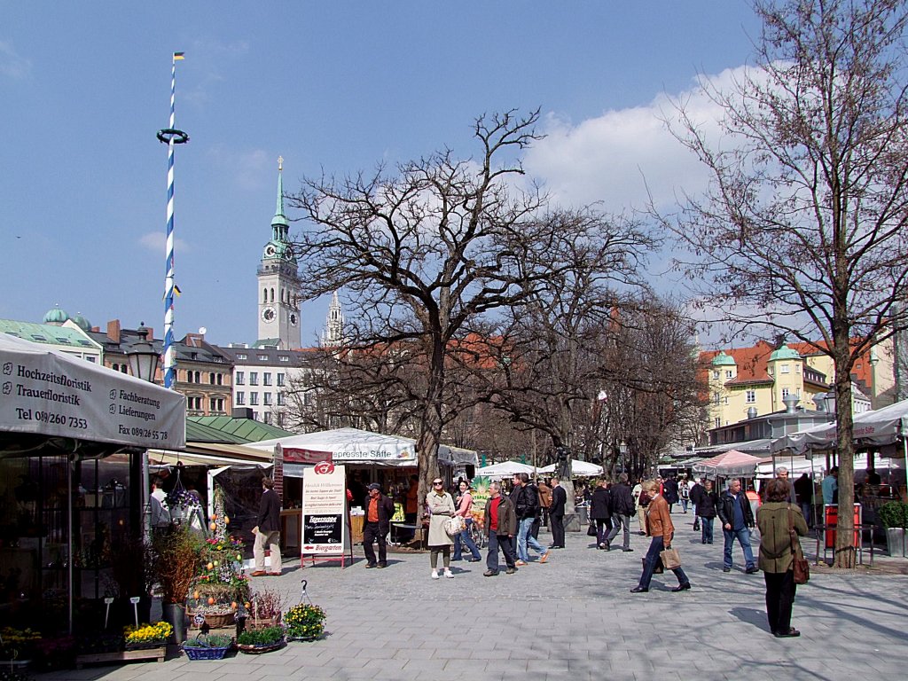 Geschftliches Treiben herrscht am Viktualienmarkt, welcher seit 1807 nicht mehr aus dem Mnchner Stadtleben wegzudenken ist ;110329