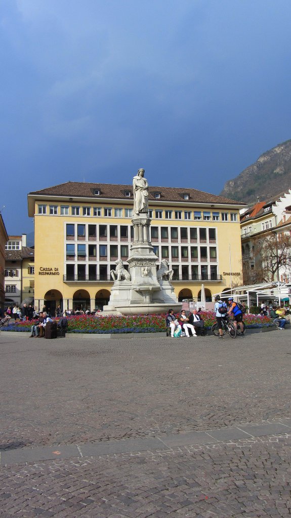 Gewitterstimmung ber Bozen. Hier der Waltherplatz.(24.3.2012)