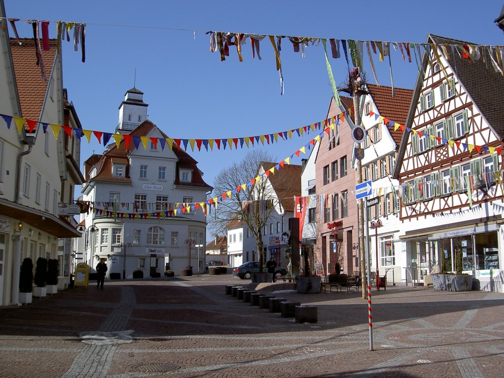 Giengen a. d. Brenz, Marktstrae mit Postamt und links Tourismusbro (21.02.2012)