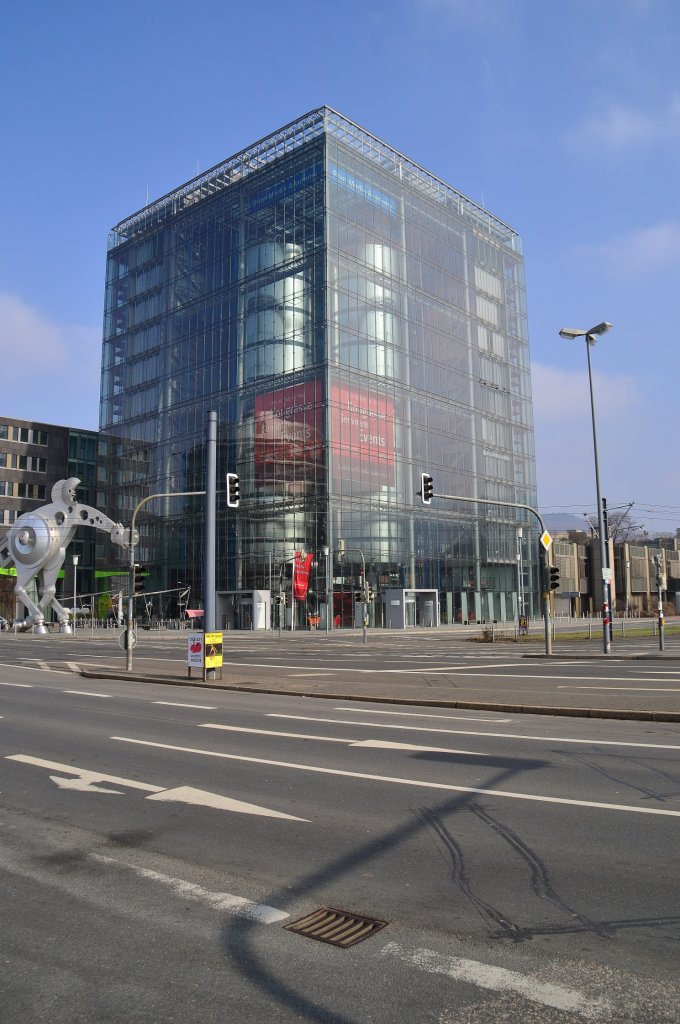 Glaspalast! Blick vom Bahnhofsplatz auf die Druckakademie in Heidelberg. 3.3.2013