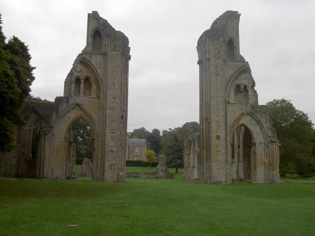 Glastonbury, ehemalige Benediktiner Abtei, gegrndet um 705 von Knig 
Ine von Wessex (28.09.2009)