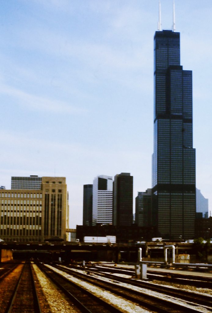 Gleisvorfeld der Union Station und der Sears Tower in Chicago. Der Brodway Limited wurde am 8. Juni 1987 rckwrts an den Bahnsteig geschoben, so konnte die Aufnahme aus dem fhrenden letzten Wagen gemacht werden.